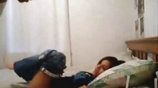 ორი მამალი მის პირში ...